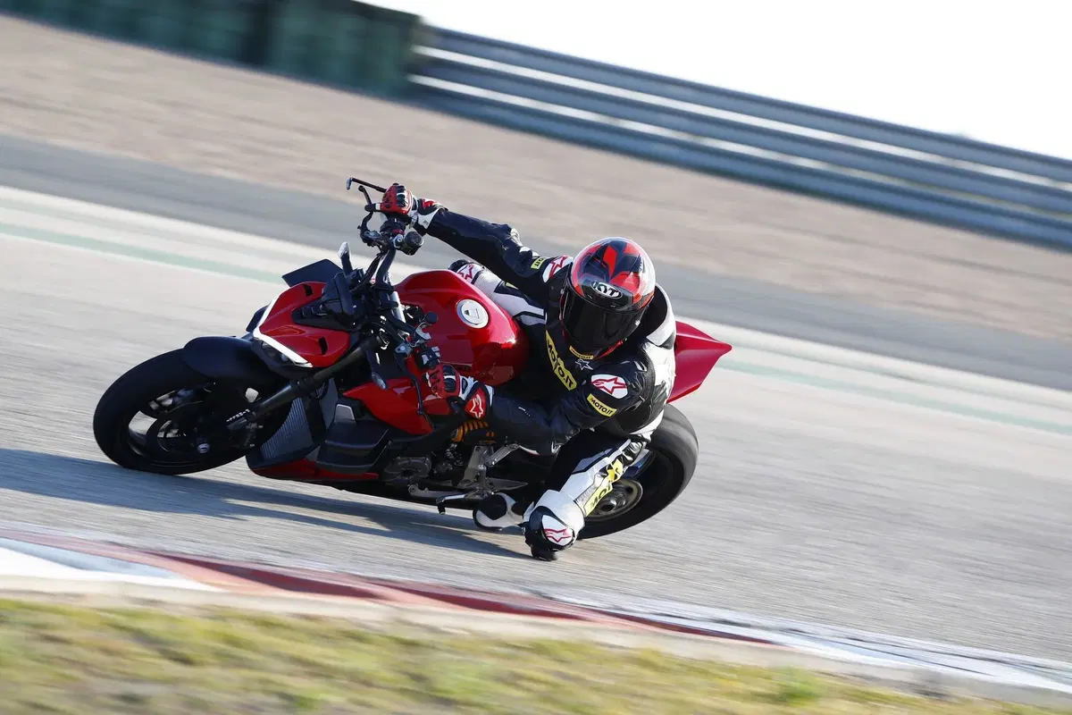 Ducati Streetfighter V2 (2)