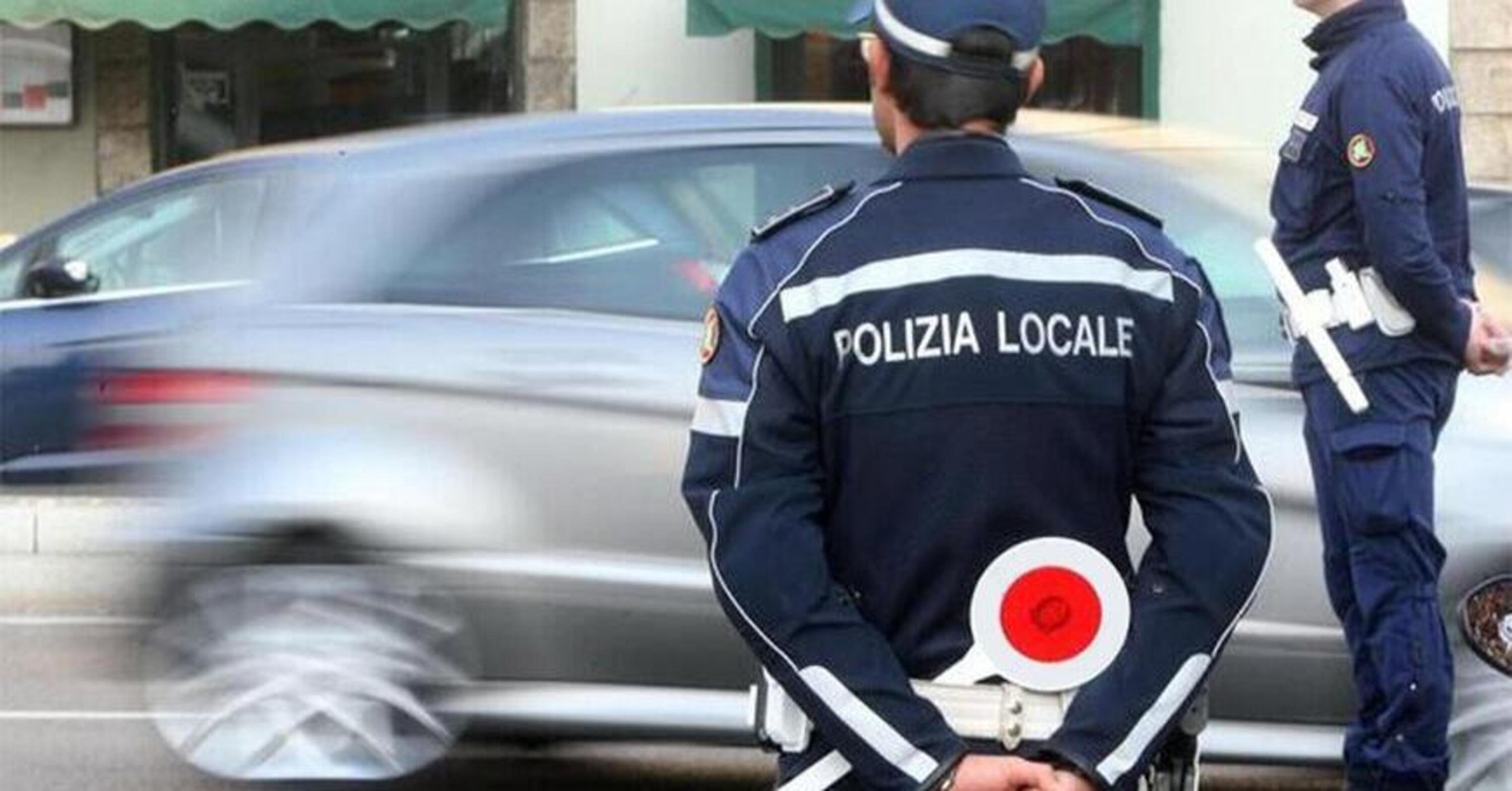 Rimini: fermato su uno scooter senza assicurazione lancia il casco contro gli agenti e fugge