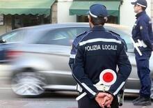Rimini: fermato su uno scooter senza assicurazione lancia il casco contro gli agenti e fugge
