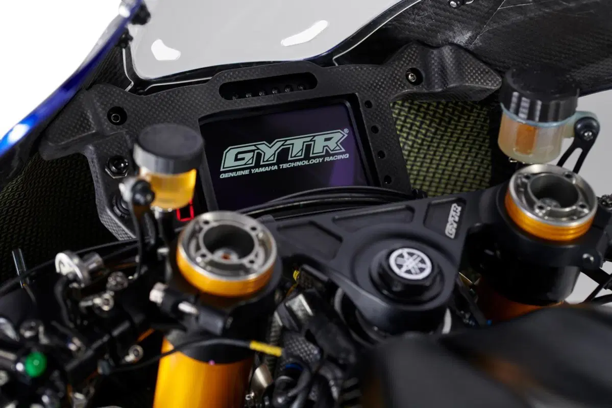 Yamaha R1 GYTR VR46 Tribute. Omaggio a Valentino Rossi (13)