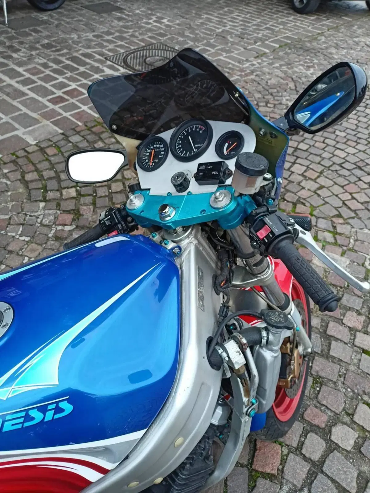 Yamaha FZR1000 (5)