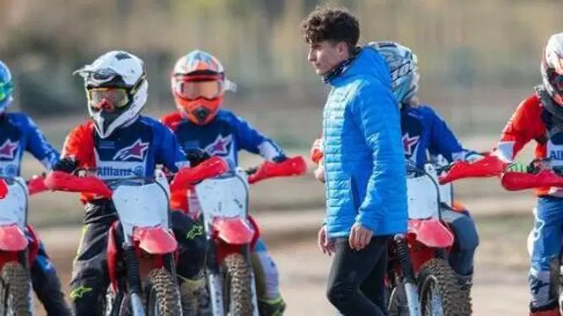 Marc Marquez non &egrave; riuscito a resistere: ecco il video con i pilotini dello Junior Camp