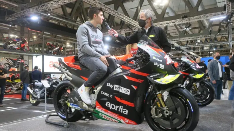 MotoGP. Maverick Vinales a Eicma 2021: &ldquo;Felice dell&rsquo;Aprilia&rdquo; - L'INTERVISTA