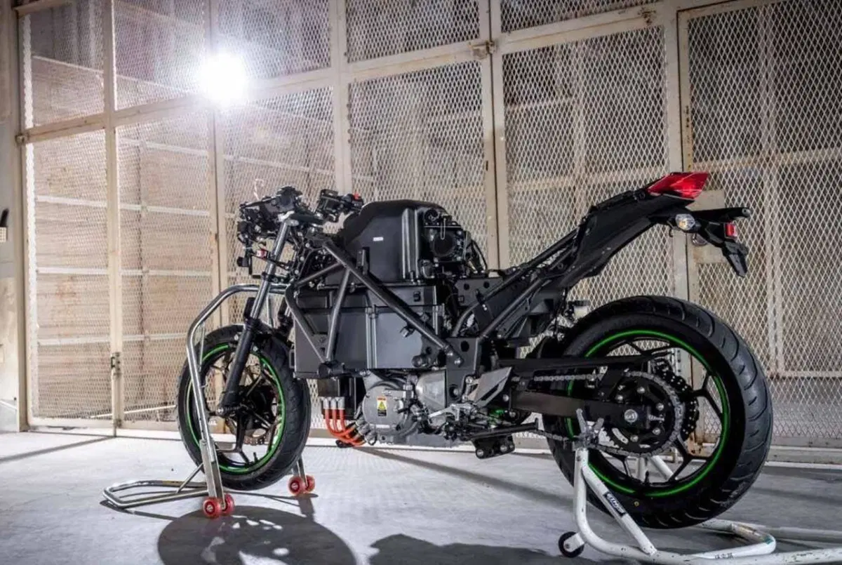 Kawasaki conferma: tre modelli elettrici nel 2022 (2)