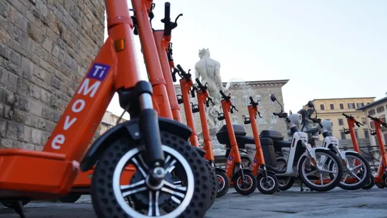 Monopattini. A Firenze da oggi scatta l'obbligo del casco