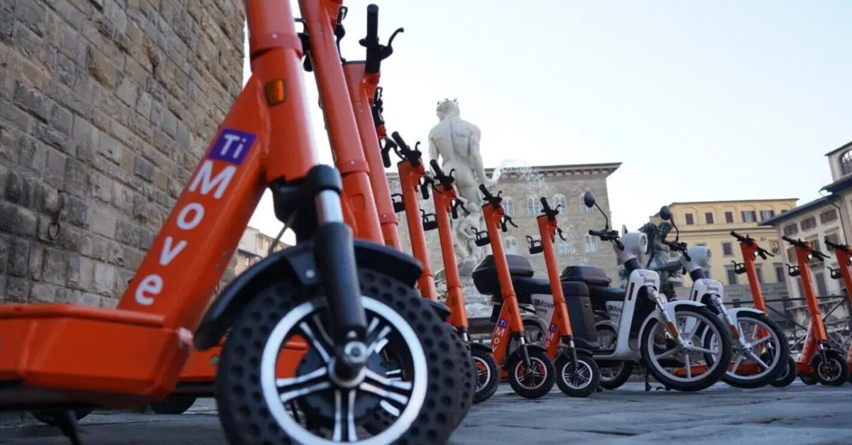 Monopattini. A Firenze da oggi scatta l'obbligo del casco