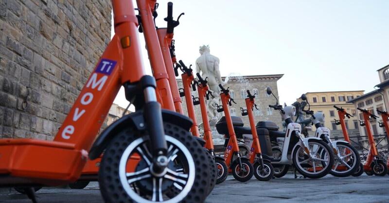 Monopattini. A Firenze da oggi scatta l&#039;obbligo del casco