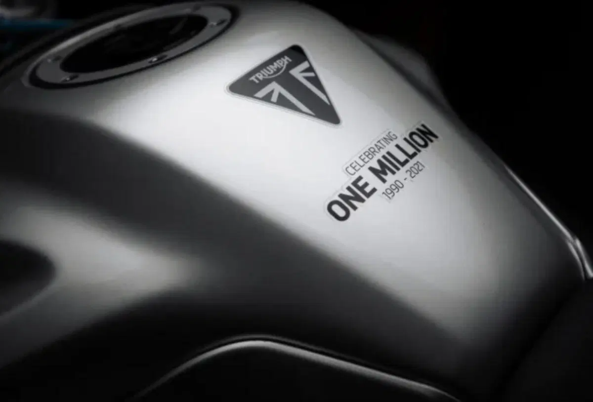 Triumph: la moto numero 1.000.000 e il 120° anniversario (3)