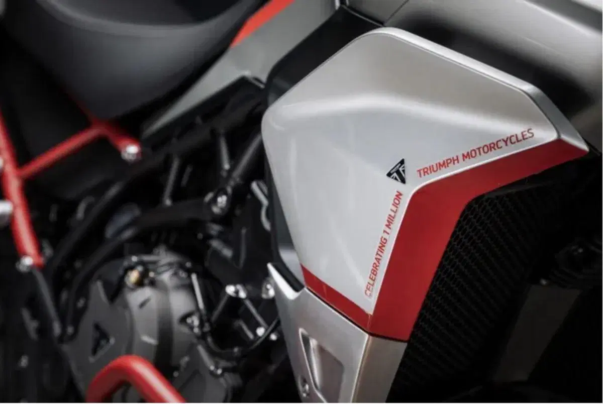 Triumph: la moto numero 1.000.000 e il 120° anniversario (2)