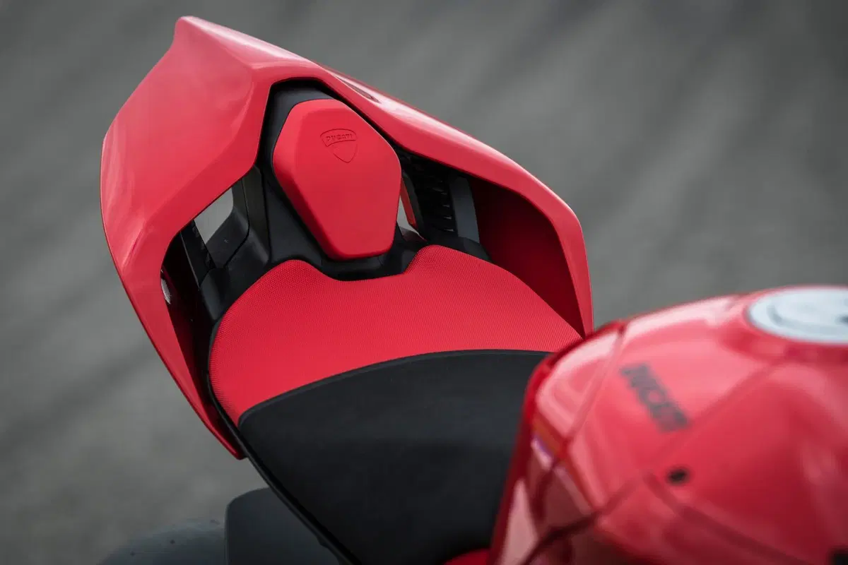 Ducati Panigale V4S ergonomia e aerodinamica (7)