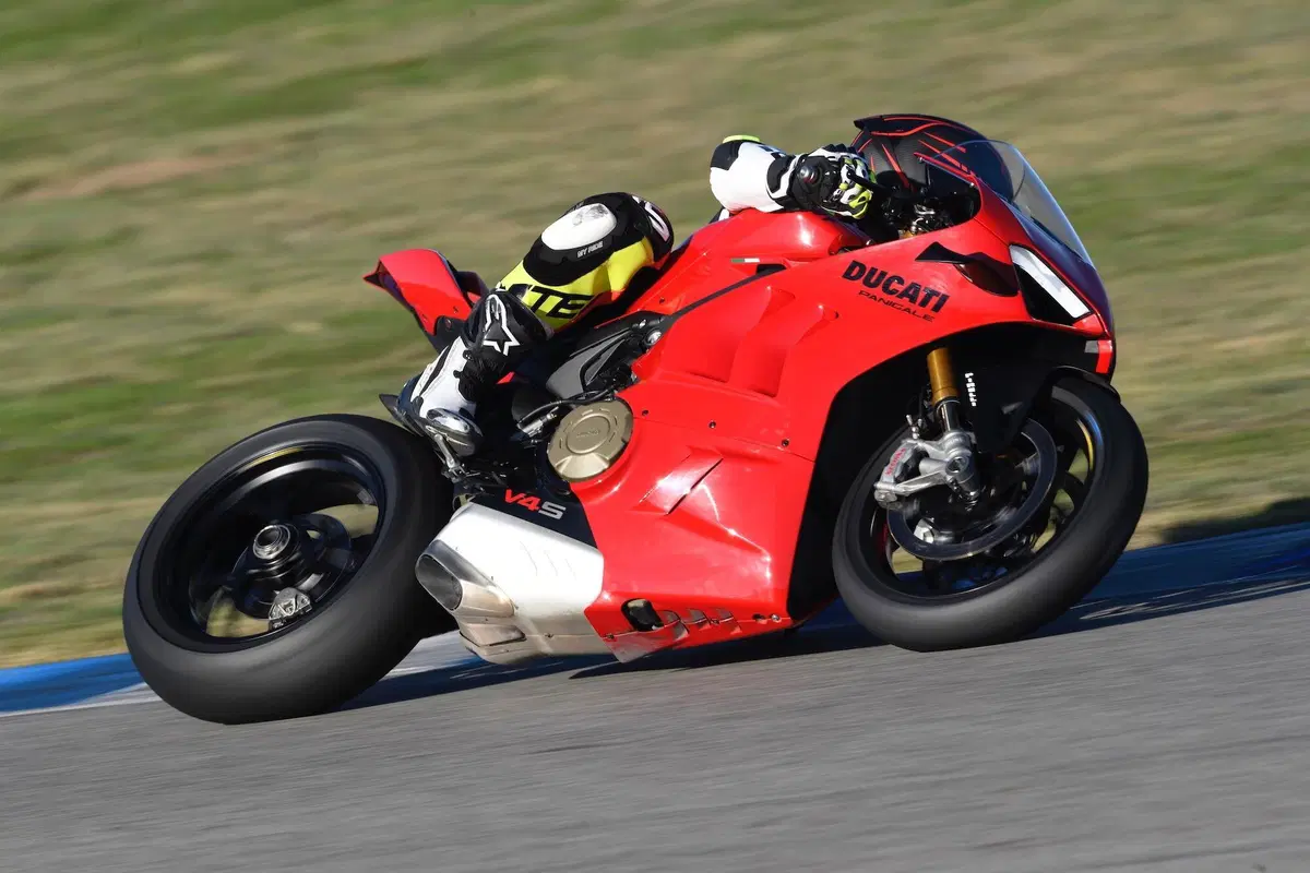 Ducati Panigale V4S 2022 TEST: facile… come una MotoGP