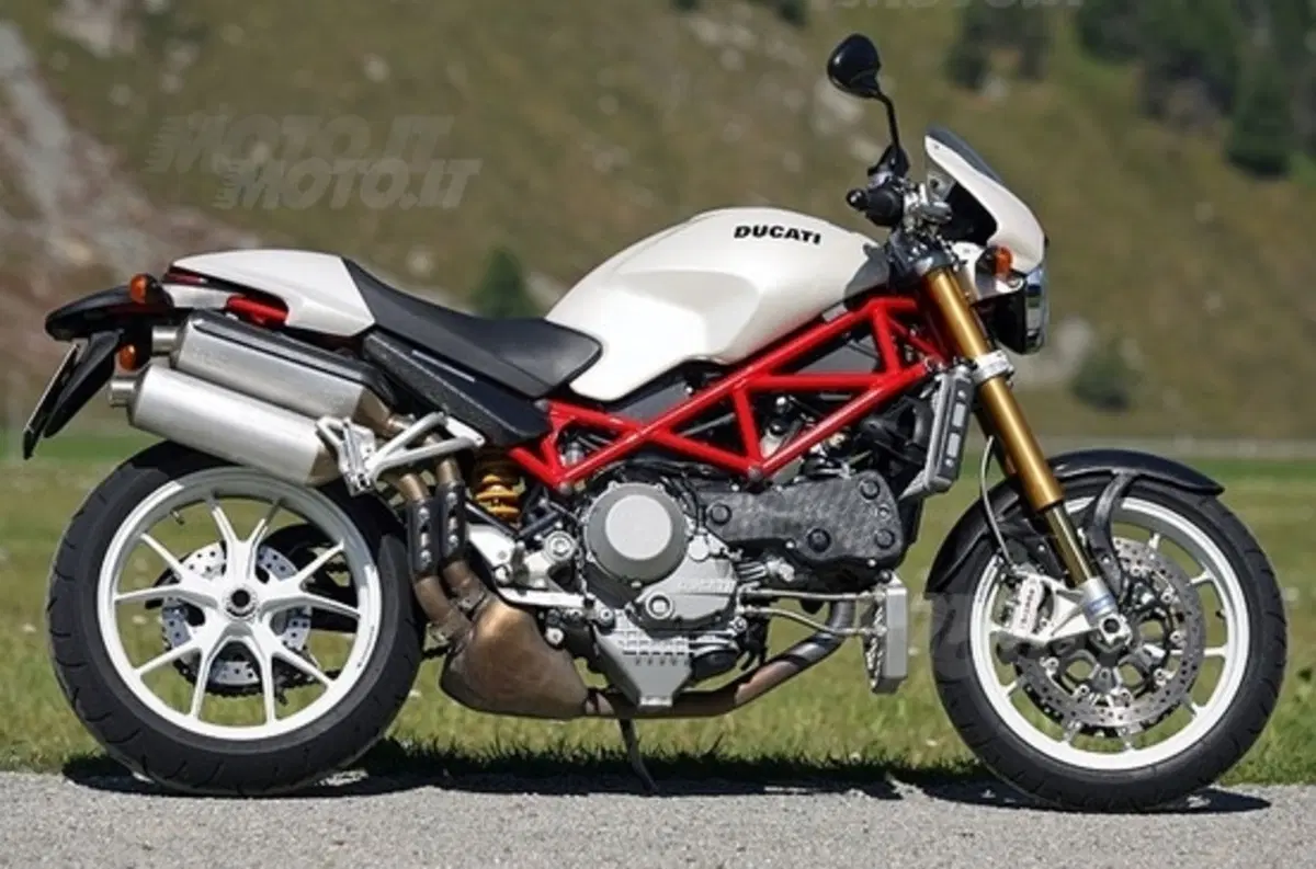 Guida alla Ducati Monster Quattro valvole (3)