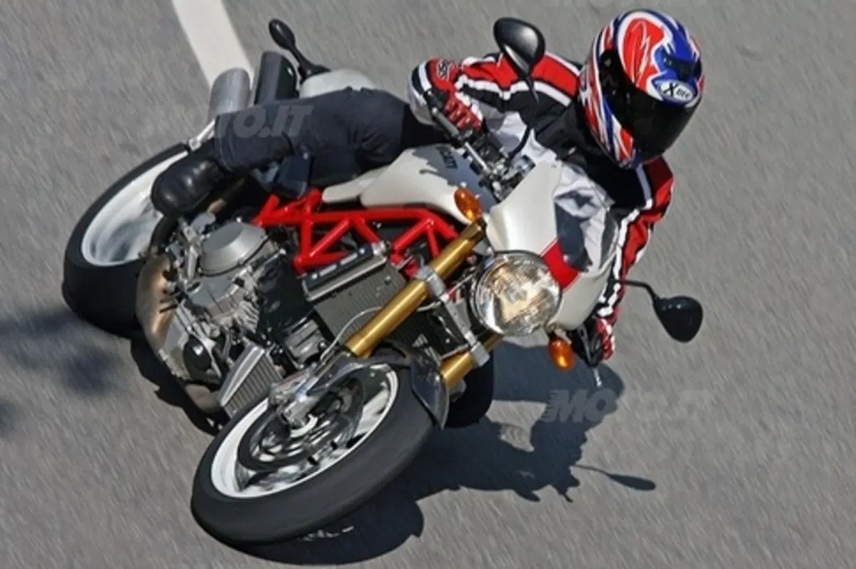 Guida alla Ducati Monster Quattro valvole (4)