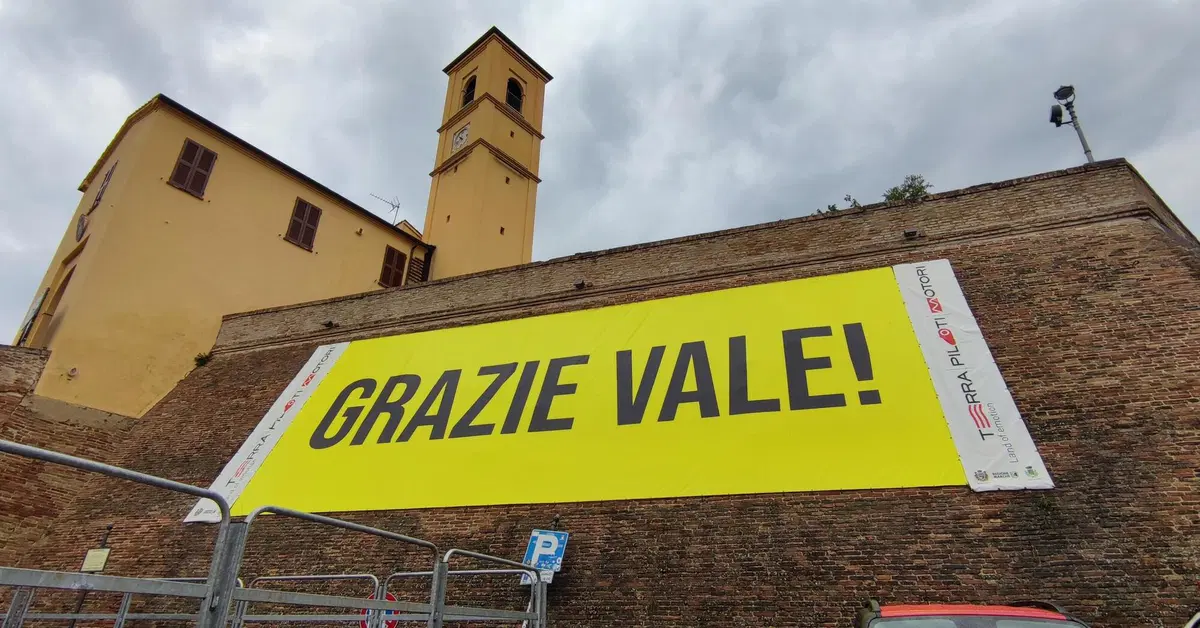 Tavullia: due gru per rimettere lo striscione "grazie Vale" al suo posto in attesa della Soprintendenza