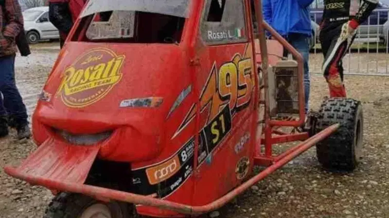 Trasforma l'Ape Piaggio in un mega bolide, il motore &egrave; di una Honda [VIDEO]