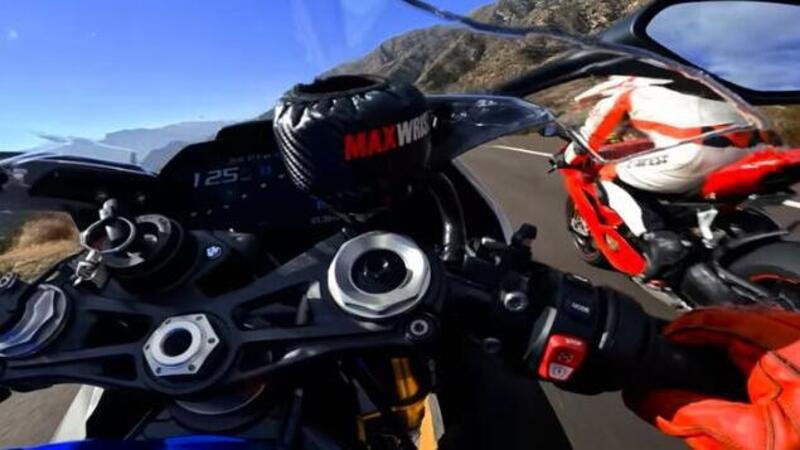 Youtuber follia: con la BMW S1000RR impenna e sorpassa una Ducati Panigale V4S a 200 km/h [VIDEO VIRALE]