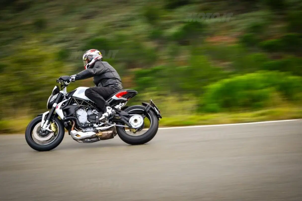 MV Agusta Brutale 800 Dragster  (21)