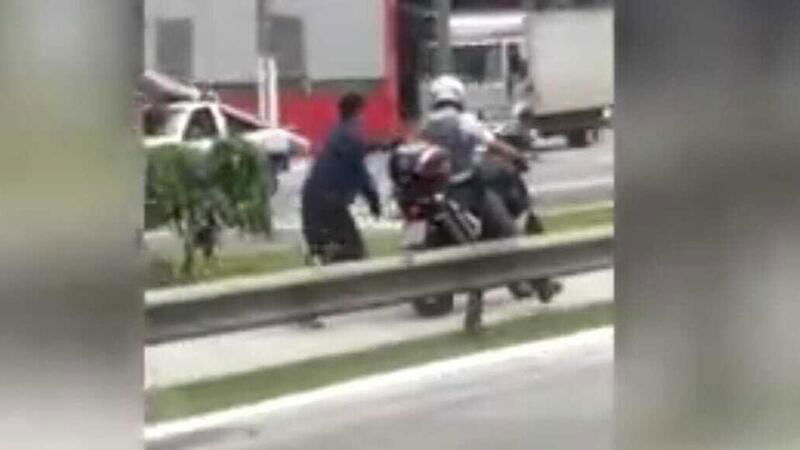 Poliziotto ammanetta lo spacciatore alla moto e lo costringe a correre con lui [VIDEO]