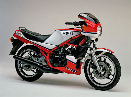 La RD 350 LC YPVS, apparsa nel 1983, era una bella e pepata “media” che grazie ai 59 cavalli del suo motore aveva prestazioni eccezionali in rapporto alla cilindrata. Il telaio, dal disegno moderno e razionale, era a doppia culla continua in tubi