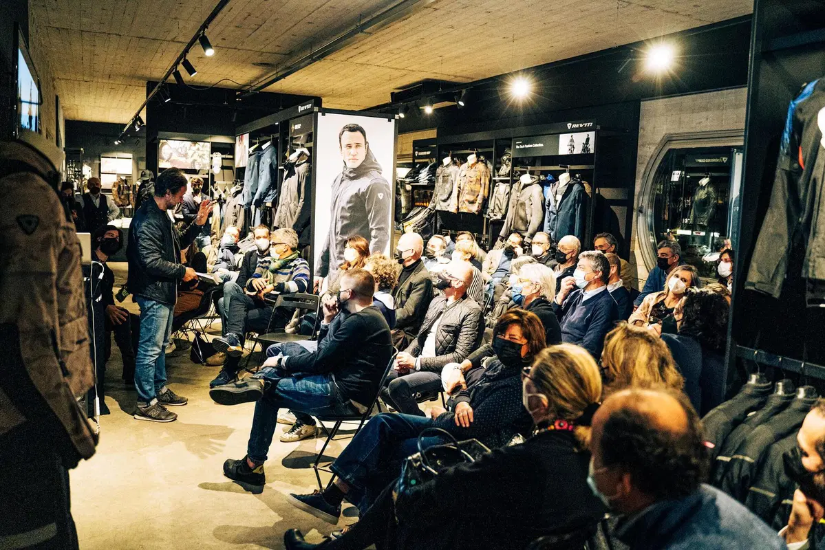 IDE ospita cultura, arte e beneficenza con la presentazione del libro Across the world