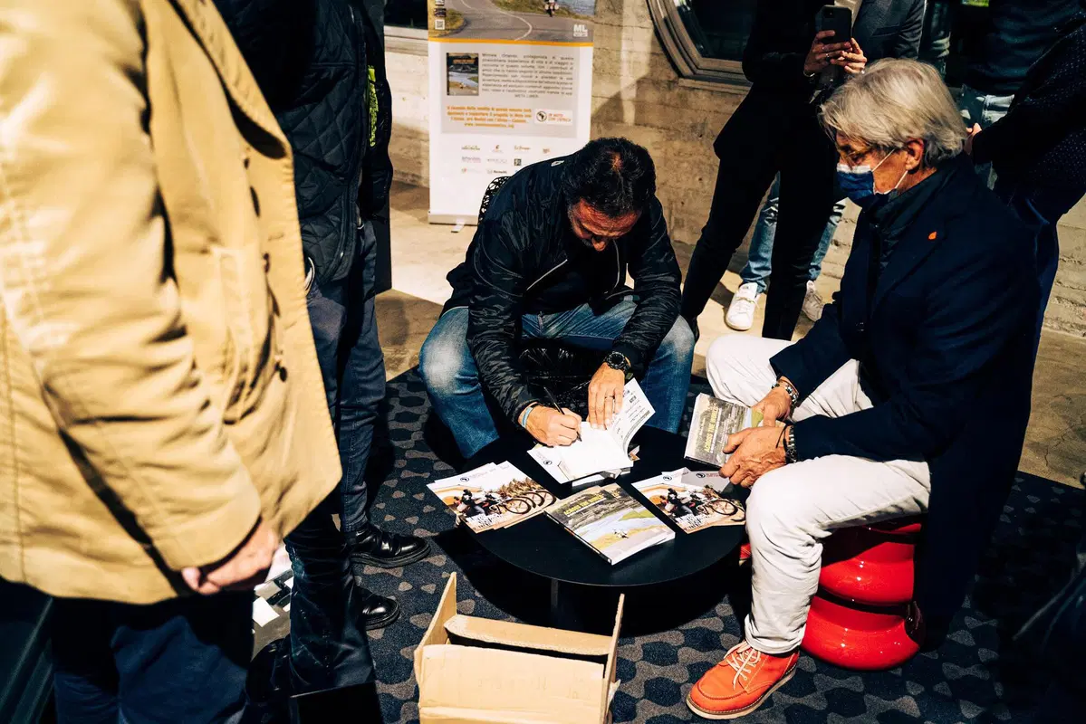 IDE ospita cultura, arte e beneficenza con la presentazione del libro Across the world (2)