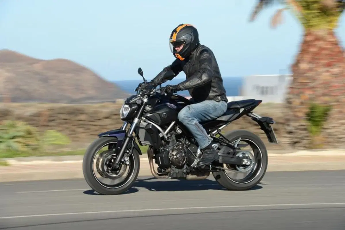 Yamaha MT-07  (2)