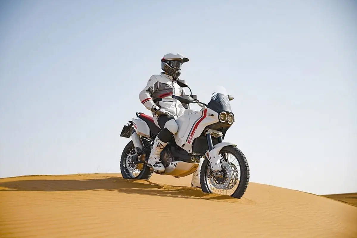 Ducati DesertX. Scheda tecnica: potenza, peso e dotazioni della nuova maxienduro italiana