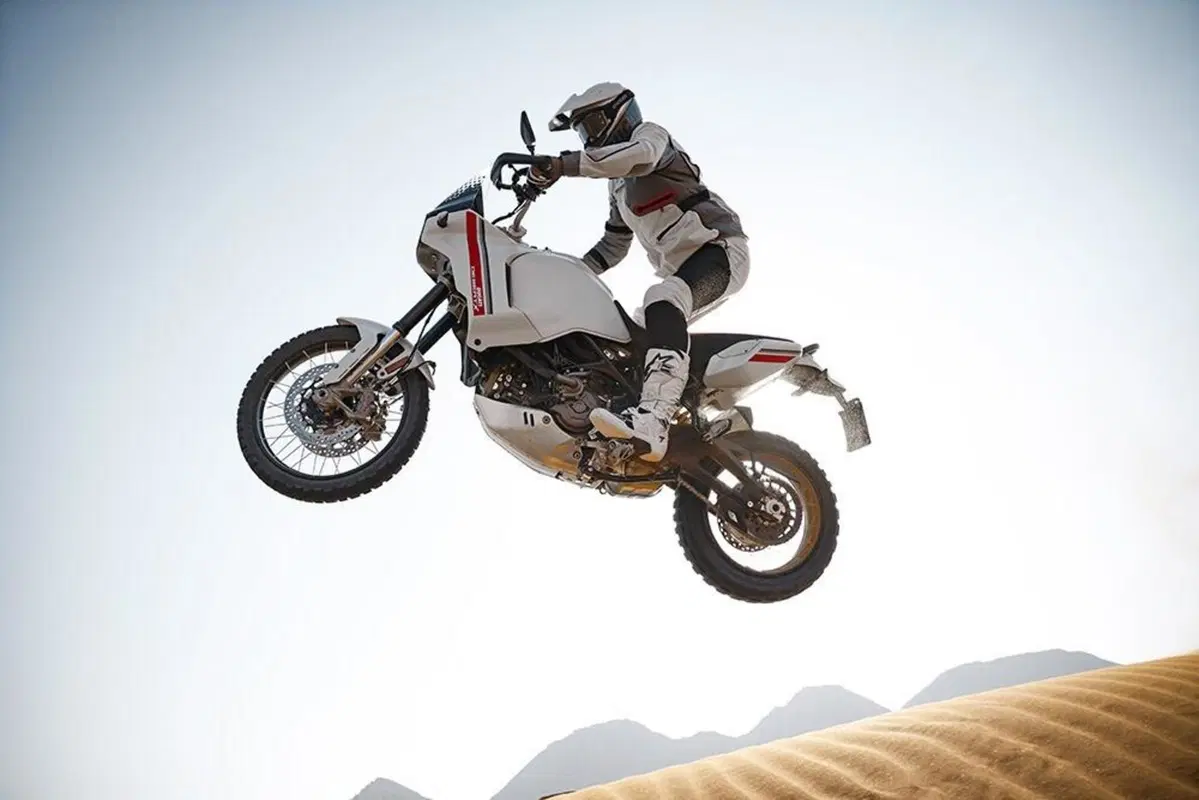 Ducati DesertX. Scheda tecnica: potenza, peso e dotazioni della nuova maxienduro italiana (3)