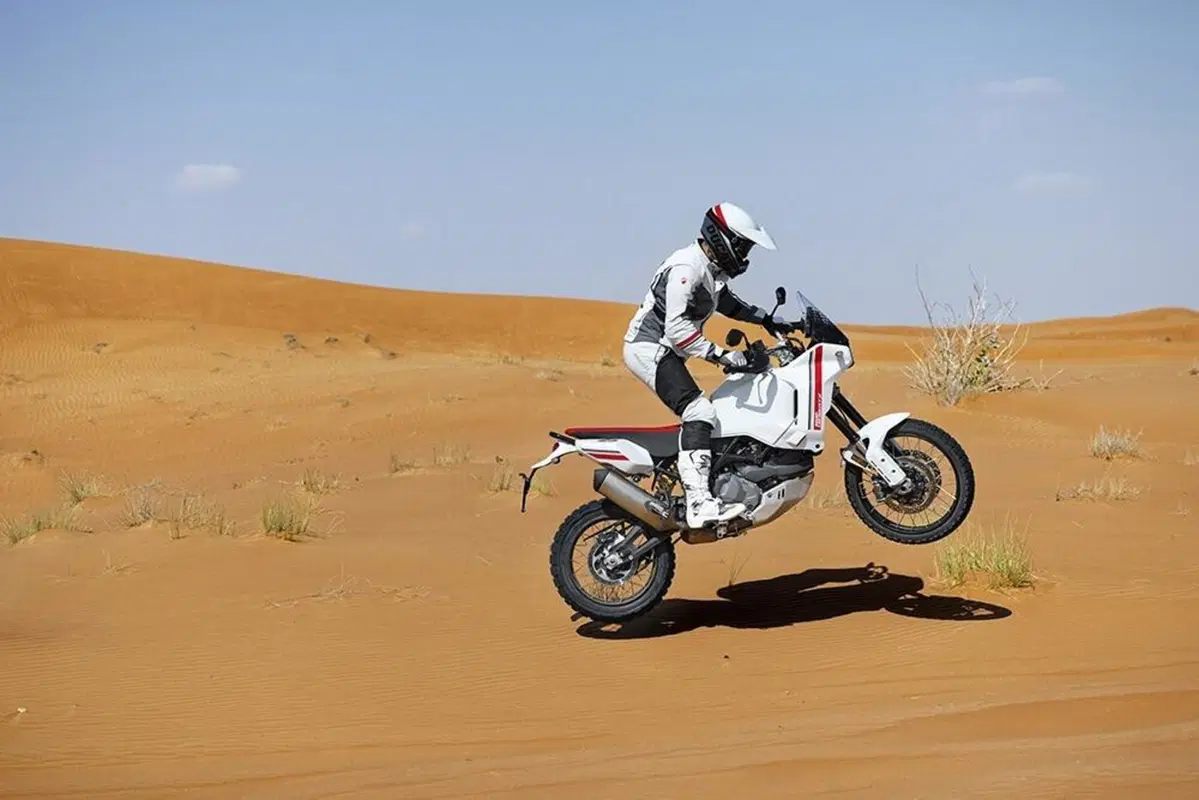 Ducati DesertX. Scheda tecnica: potenza, peso e dotazioni della nuova maxienduro italiana (7)