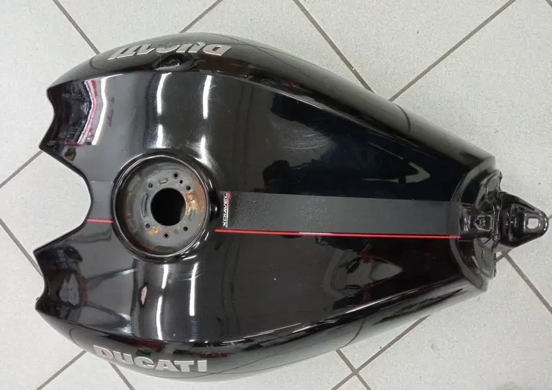 SERBATOIO DUCATI X DIAVEL S LEGGERMENTE ROVINATO (3)
