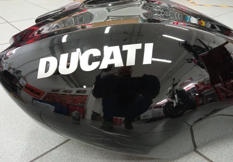 SERBATOIO DUCATI X DIAVEL S LEGGERMENTE ROVINATO (4)