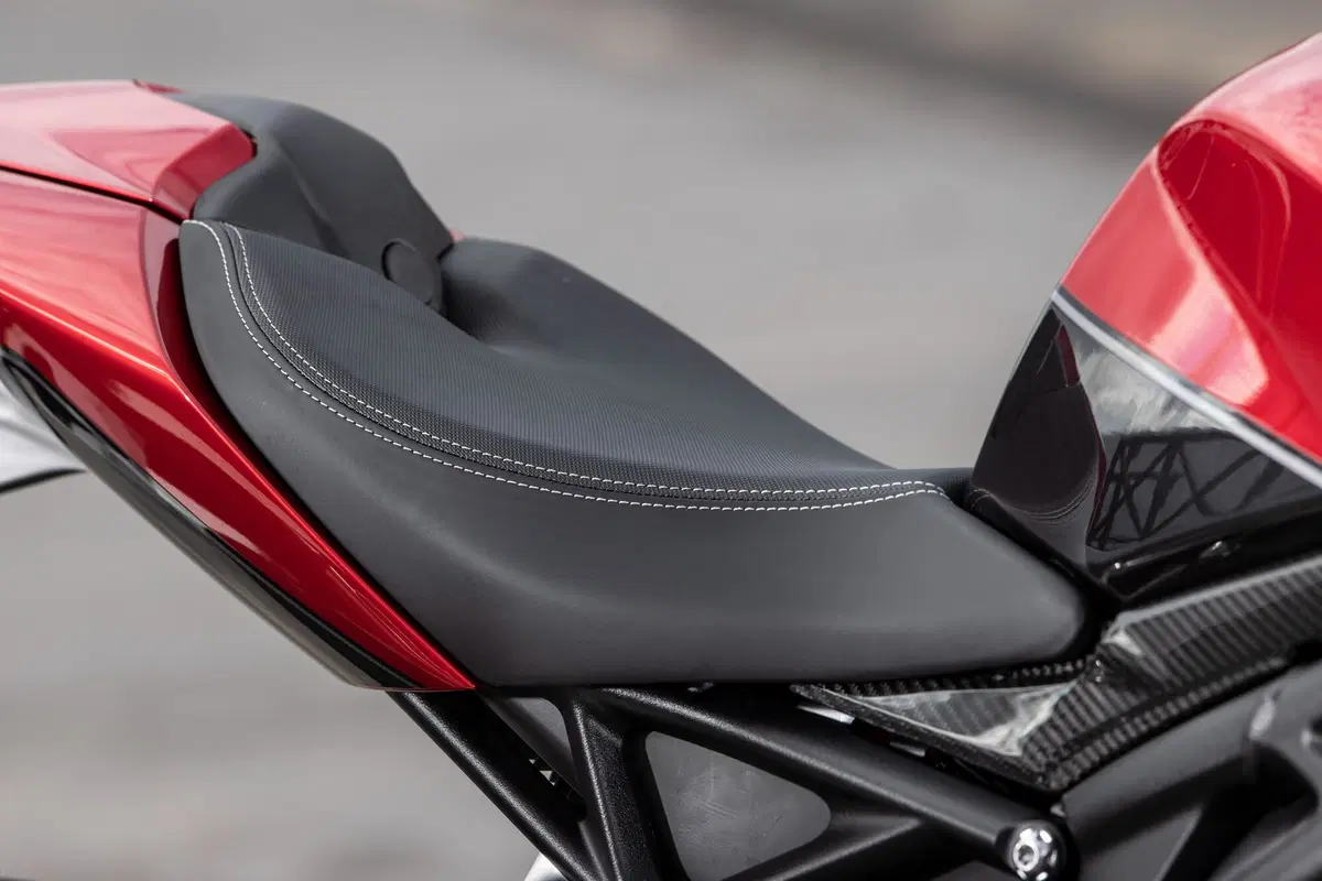 Triumph Speed Triple 1200 RR (4)