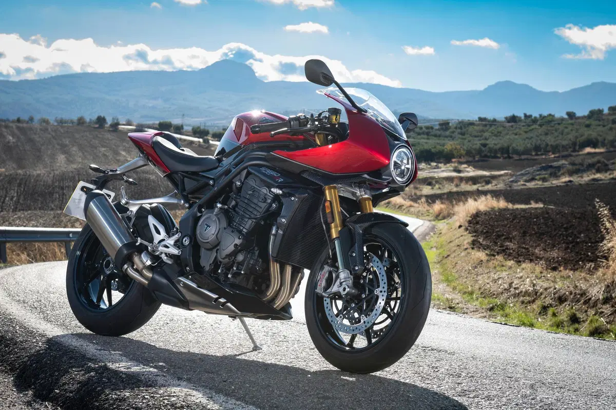Triumph Speed Triple 1200 RR (2)