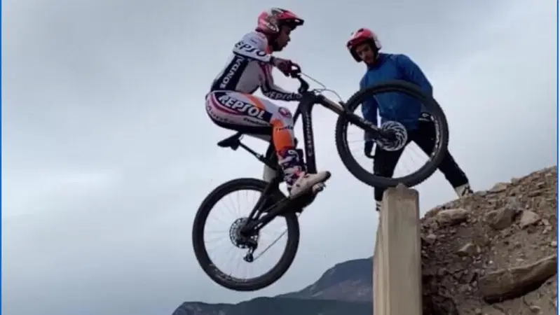 Toni Bou, trial spettacolare con l'eBike [VIDEO]
