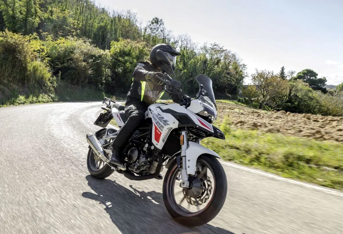 Benelli TRK 251 m.y. 2022. Diventa Euro 5 (10)