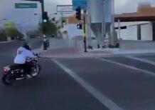 Moto fail: come non fare i traversi con una custom agli incroci [VIDEO VIRALE]