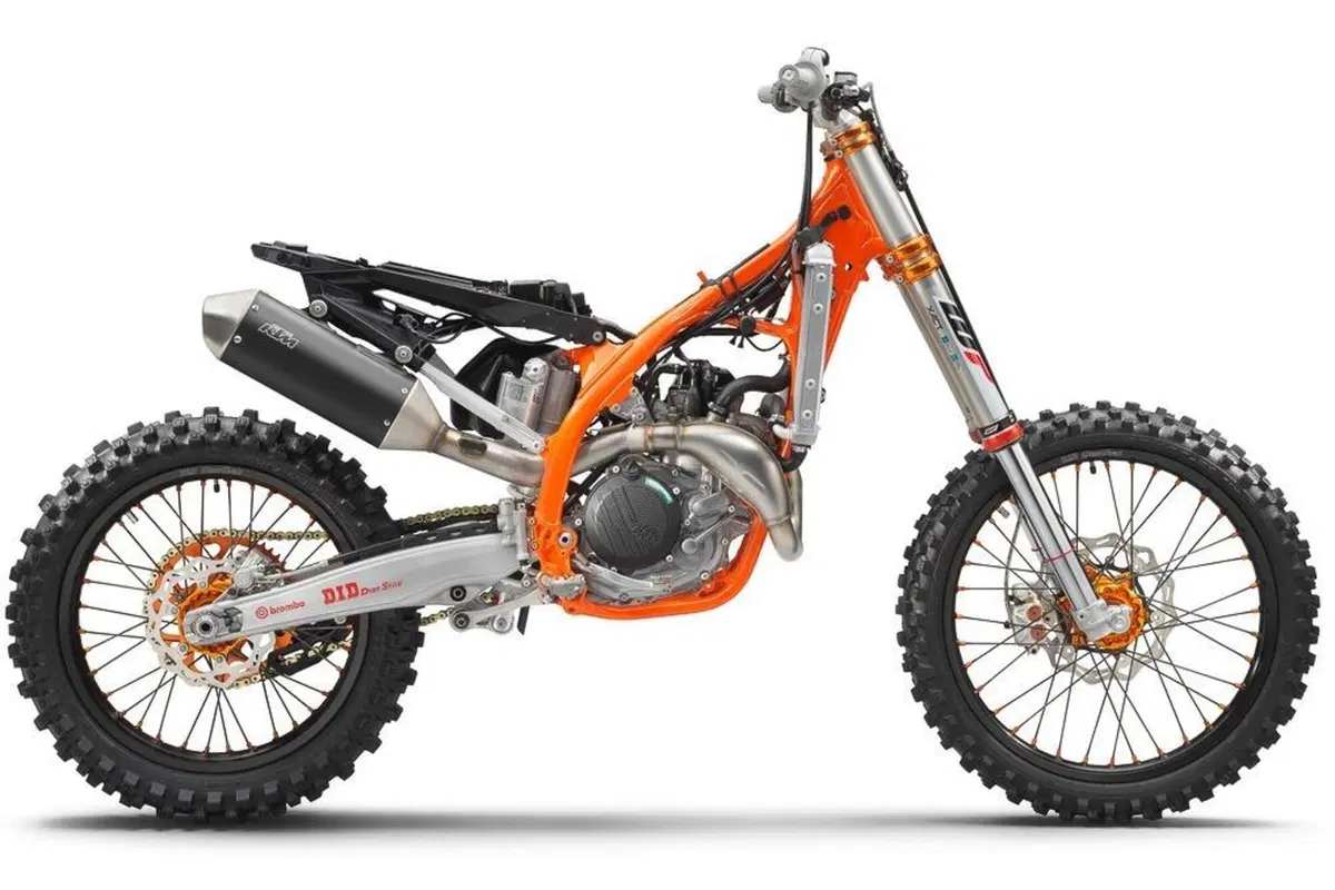 KTM 450 SX-F e 250 SX-F Factory Edition 2022. Solo per gli USA (2)