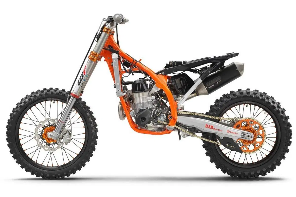 KTM 450 SX-F e 250 SX-F Factory Edition 2022. Solo per gli USA (3)