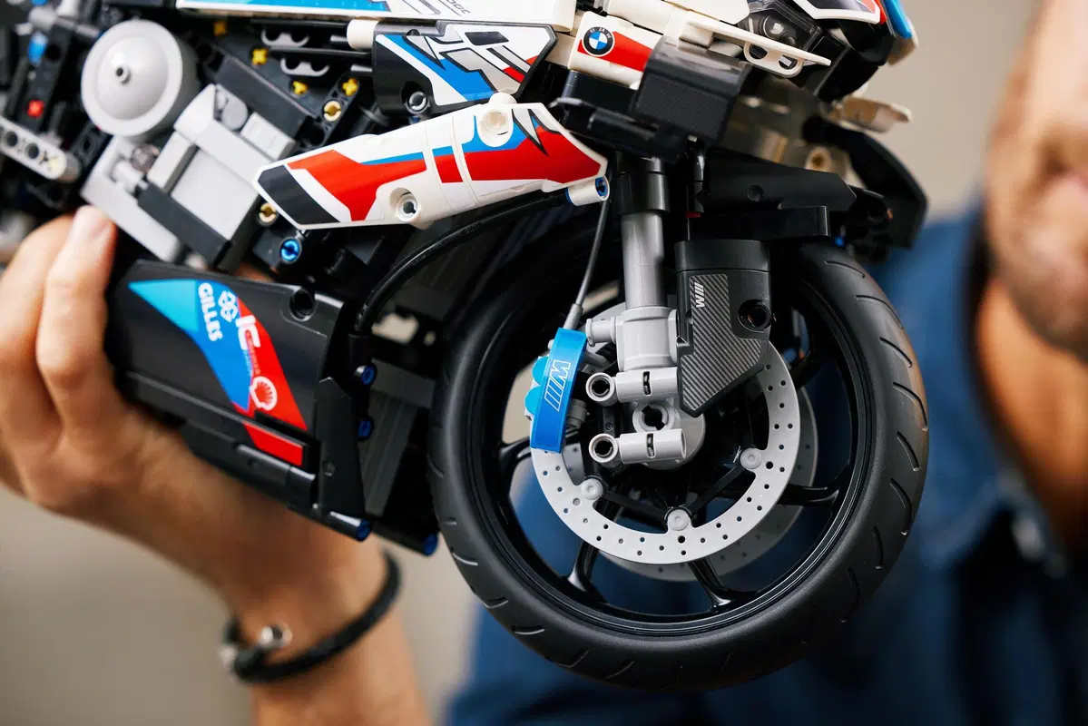 Lego Technic BMW M 1000 RR (2)
