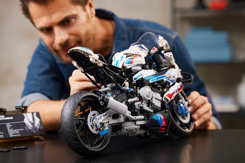 Lego Technic BMW M 1000 RR (7)