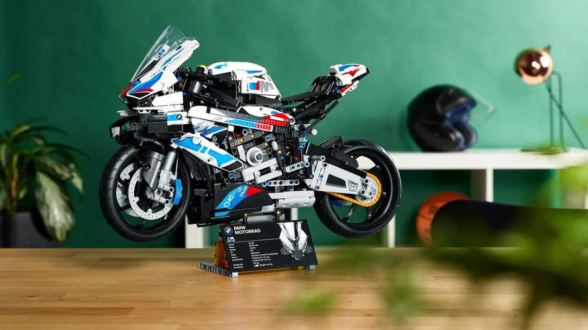 Lego Technic BMW M 1000 RR (11)