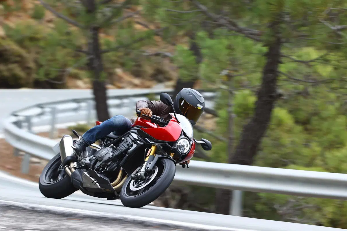 Triumph Speed Triple 1200 RR (2)