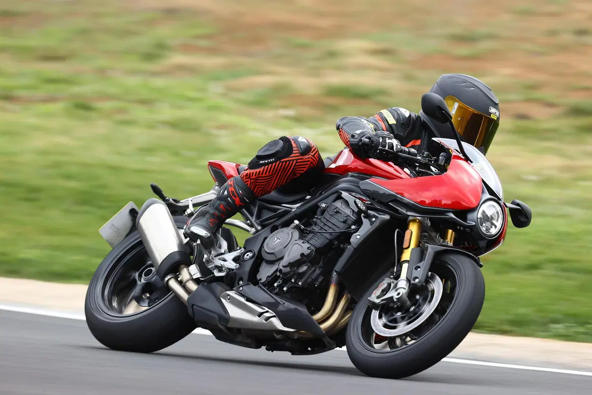 Triumph Speed Triple 1200 RR (4)