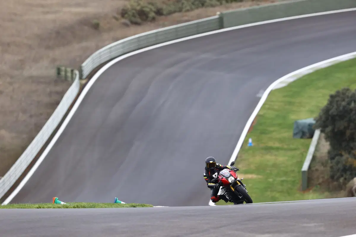Triumph Speed Triple 1200 RR (3)