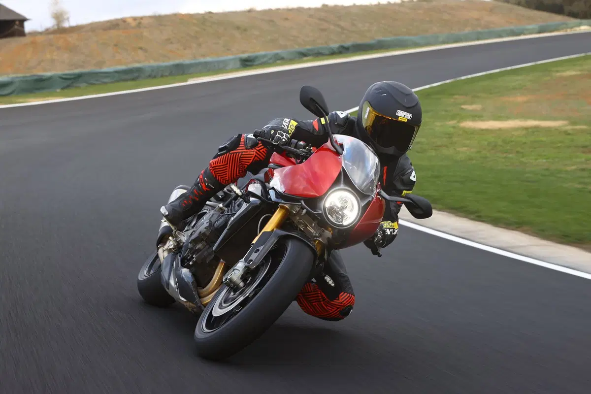 Triumph Speed Triple 1200 RR (5)