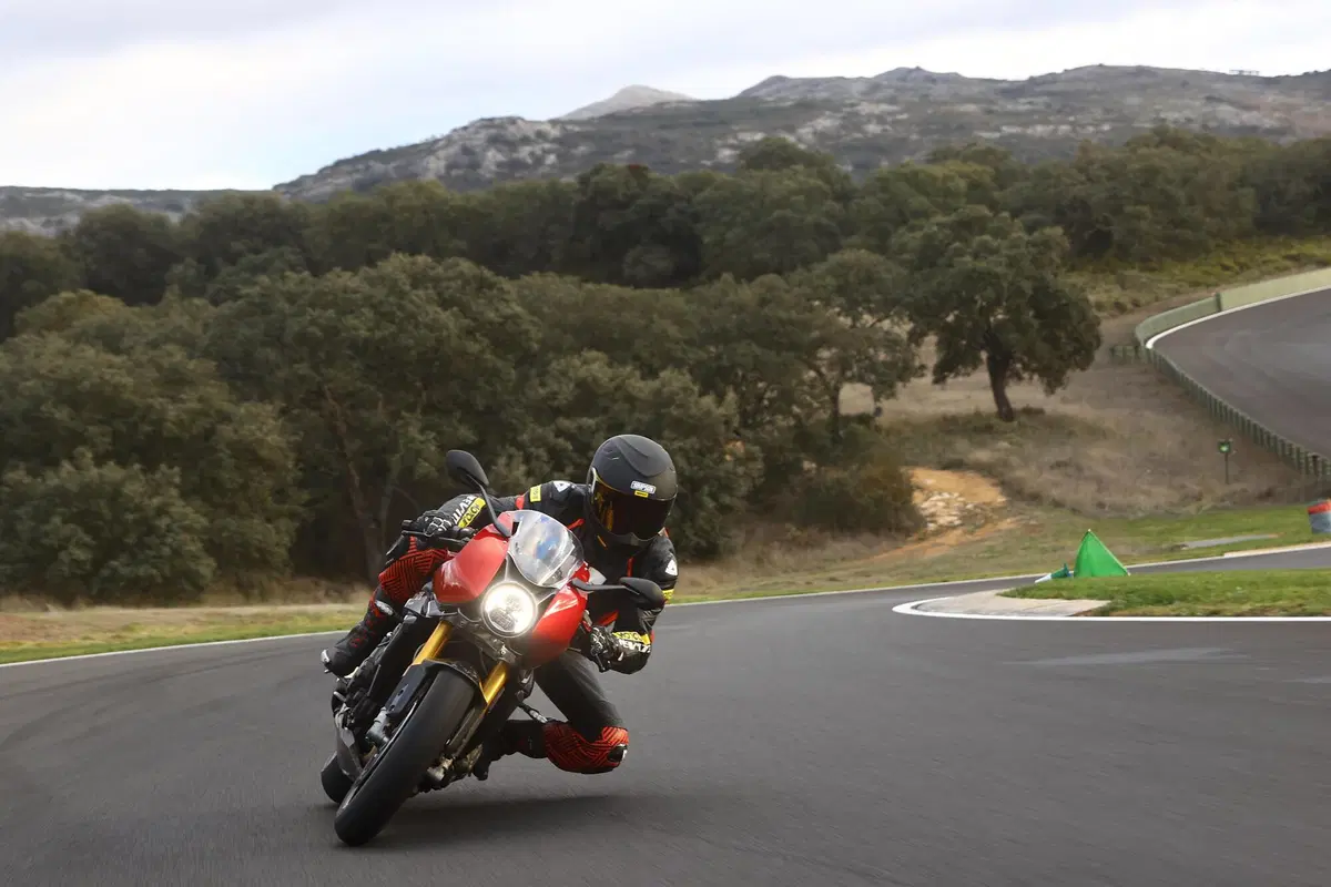 Triumph Speed Triple 1200 RR (4)