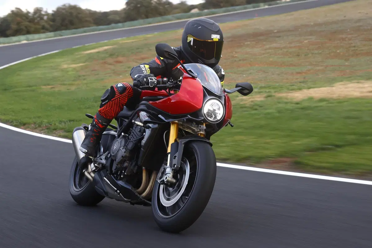 Triumph Speed Triple 1200 RR (6)
