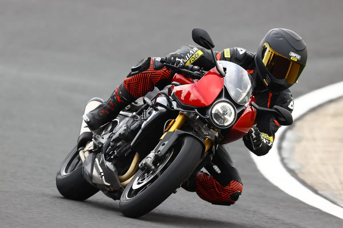 Triumph Speed Triple 1200 RR (8)