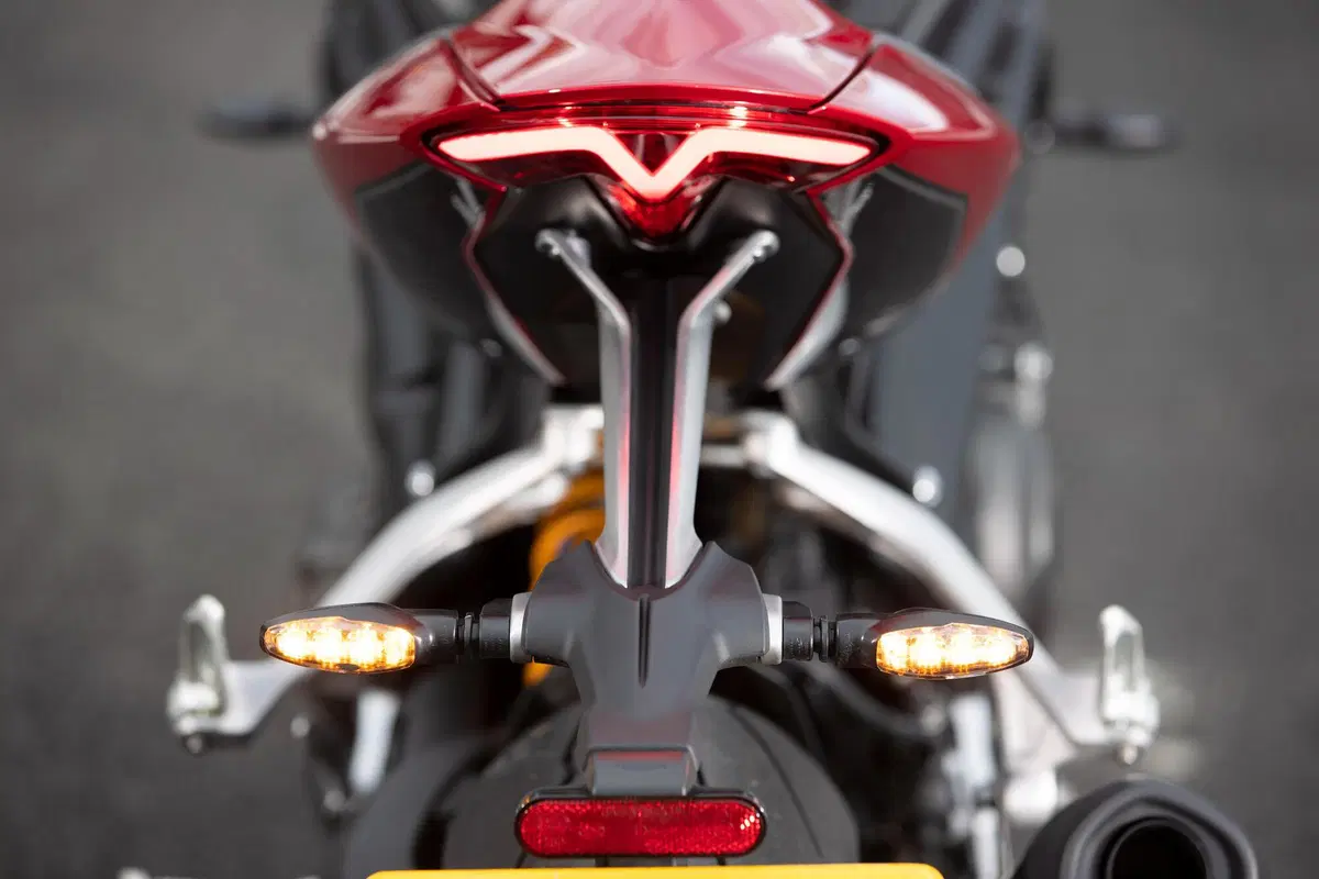 Triumph Speed Triple 1200 RR (9)