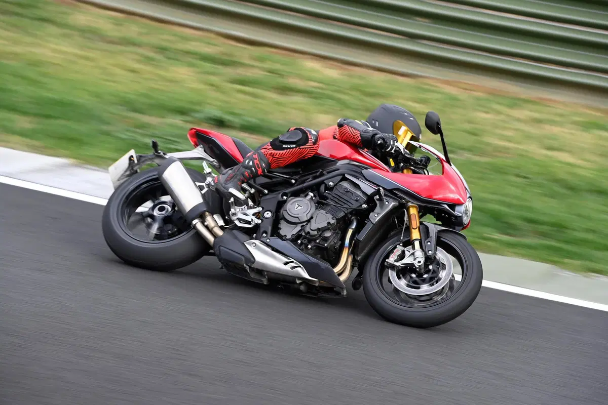 Triumph Speed Triple 1200 RR (13)